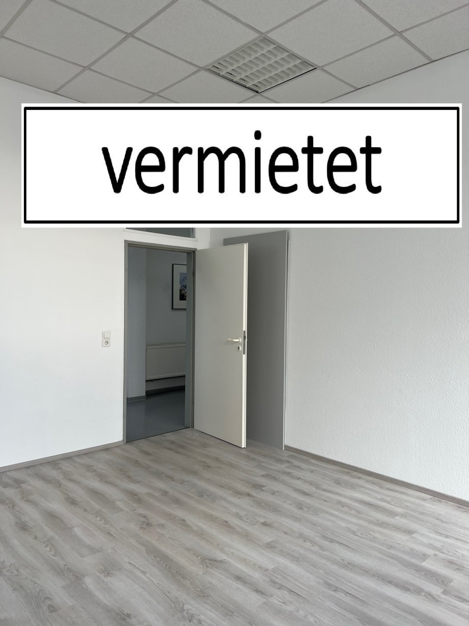 Schwalbach: VERMIETET 2023!!! 1 heller und renovierter Büroraum im Zentrum von Schwalbach zu vermieten  Schwalbach: VERMIETET 2023!!! 1 heller und renovierter Büroraum im Zentrum von Schwalbach zu vermieten