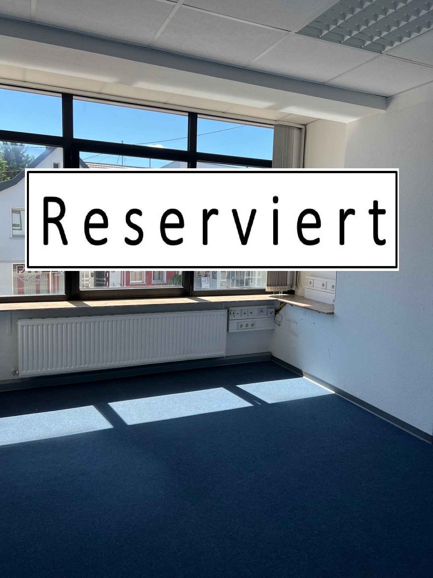 Schwalbach: 1 heller und renovierter Büroraum im Zentrum von Schwalbach zu vermieten 