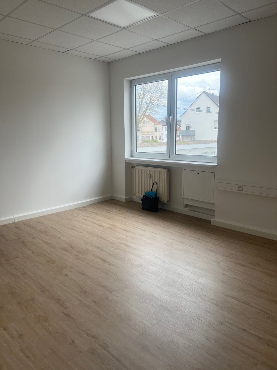 Schwalbach: 1 heller und renovierter Büroraum (B2) im Zentrum von Schwalbach zu vermieten 