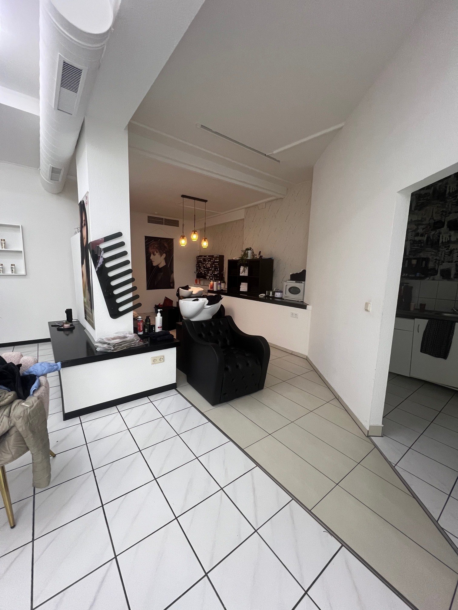 Schwalbach: Attraktives Ladenlokal im Herzen von Schwalbach – Moderne Fläche mit idealer Ausstattung für Ihren Einzelhandel 