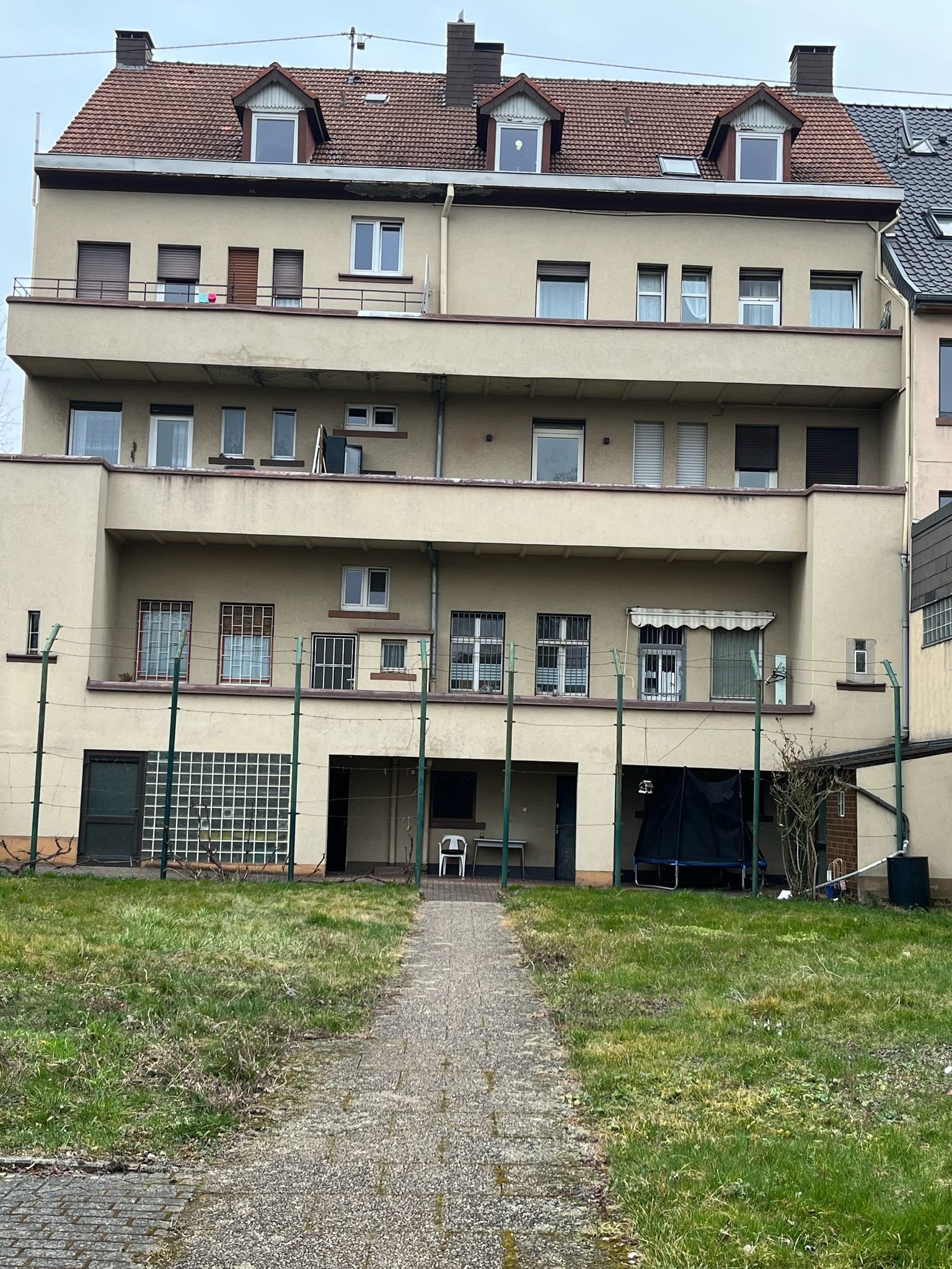 Bous: Vielseitiges Mehrfamilienhaus mit Potenzial und Baugrundstück in Bous zu verkaufen – ein Traum für Investoren! Bous: Vielseitiges Mehrfamilienhaus mit Potenzial und Baugrundstück in Bous zu verkaufen – ein Traum für Investoren!